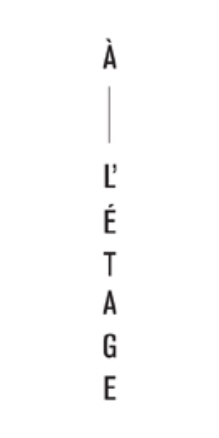 À L'ÉTAGE